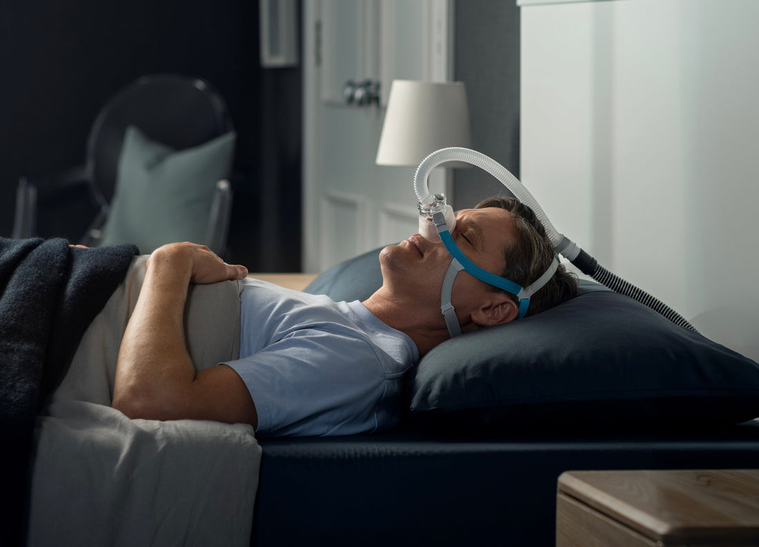 homme dormant avec un masque nasal pour appareil CPAP